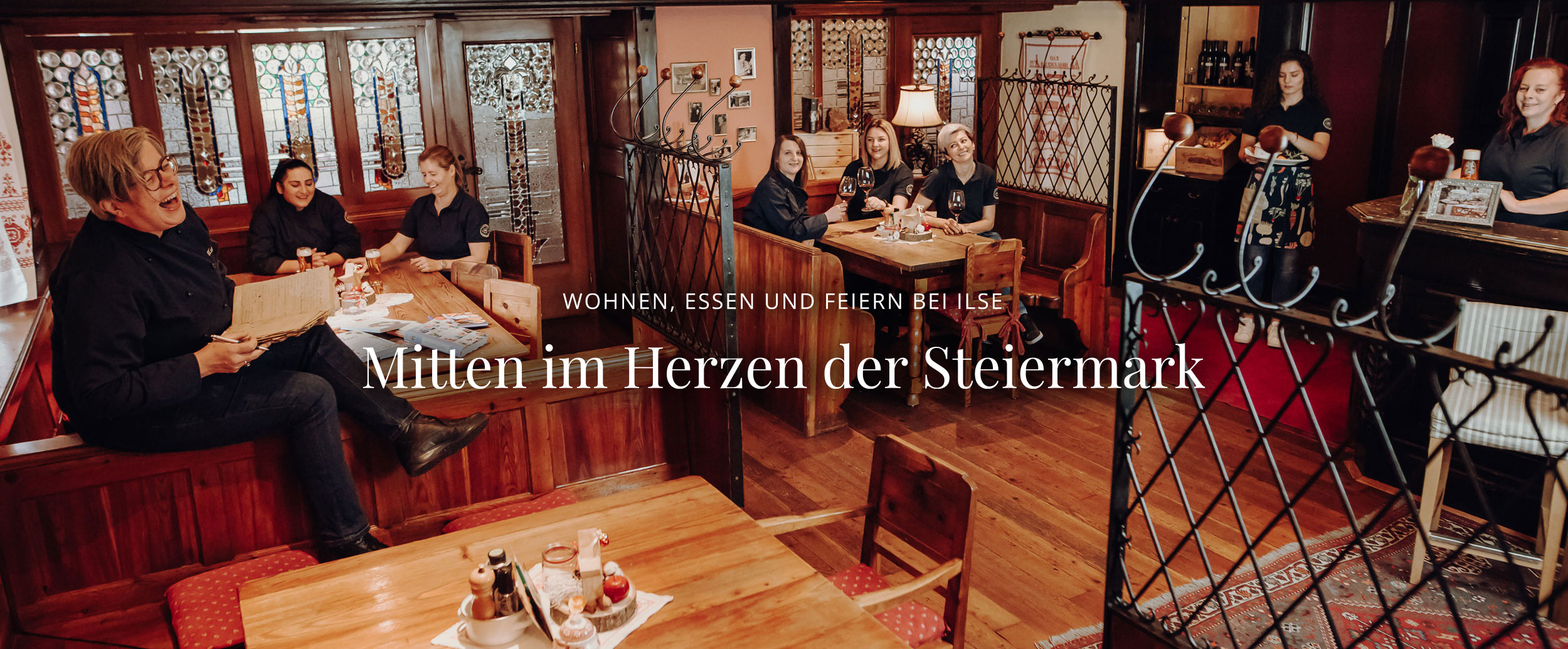 Titelbild Ilse in der Gaststube mit Team